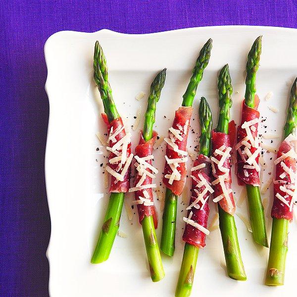 Prosciutto-wrapped asparagus spears