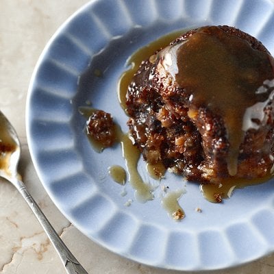 Sticky toffee puddings with caramel sauce