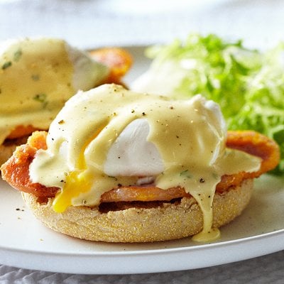 Although eggs Benny is usually a restaurant brunch treat, why not save a little cash and enjoy it at home (maybe even in bed)? Just follow these simplified steps to a decadent breakfast that's as stress-free and easy as Sunday morning.