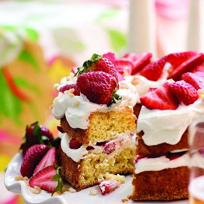 Maple-strawberry cream cake