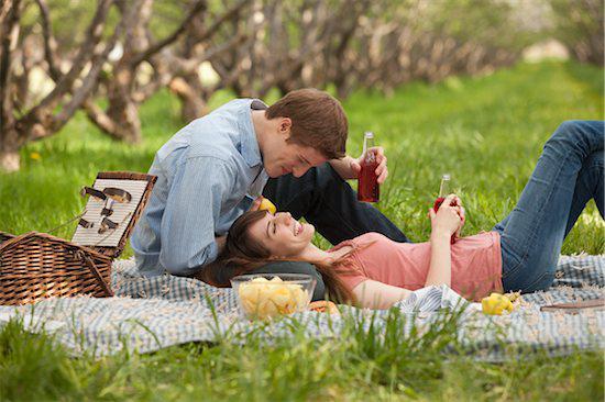 couple, picnic, romance, horoscopes, 2012, forecast, virgo