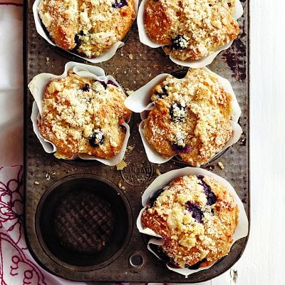 Blueberry muffins with a crunchy topping: A healthy to-go snack