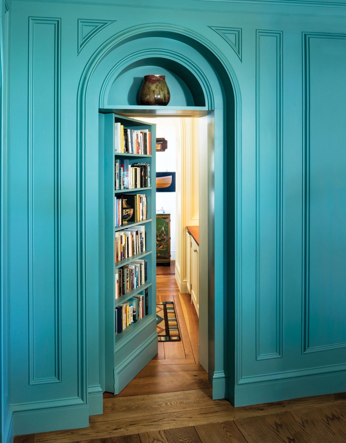 Bookshelf-door-frame-by-Peter-Pennoyer-Architects-Photo-by-Jonathan-Wallen-