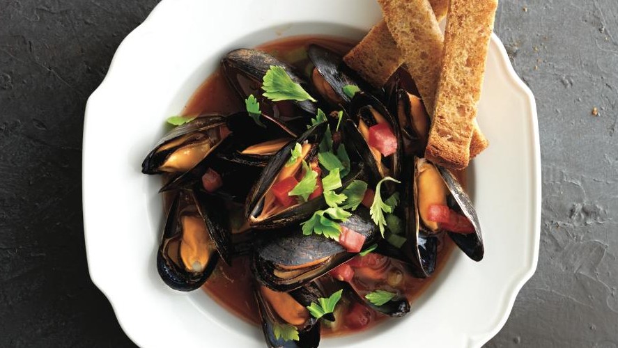 spicy mussles with toast frites