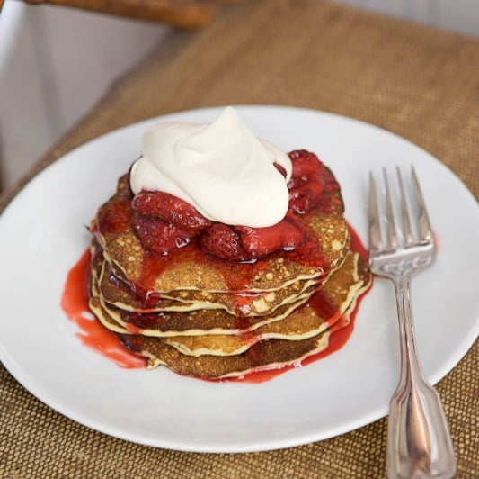 Cottage cheese pancakes with crème fraîche and jam