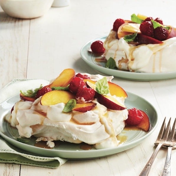 6 fruit-topped pavlovas and meringues