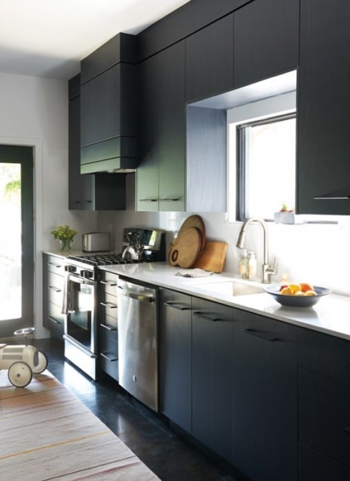 How to decorate a galley kitchen in black and white 