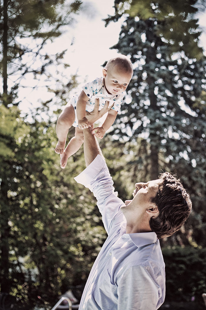 Trudeau hoists his youngest child, Hadrien, high in the air. Photo, Maude Chauvin.