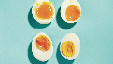 Clockwise from top left: 6-minute, runny yolk egg, 7-minute, medium-runny yolk, 9-minute,almost firm yolk, 12-minute, totally form yolk.
