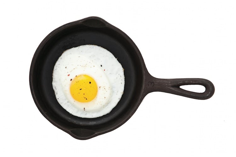 https://chatelaine.com/wp-content/uploads/2016/02/Cast-iron-frying-pan-with-a-fried-egg.jpg