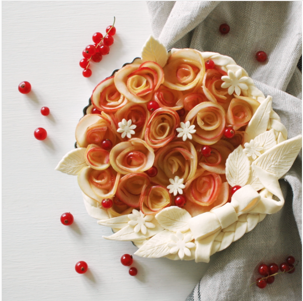decorative pie crusts: pie with apple flowers and pastry in the shape of a bow
