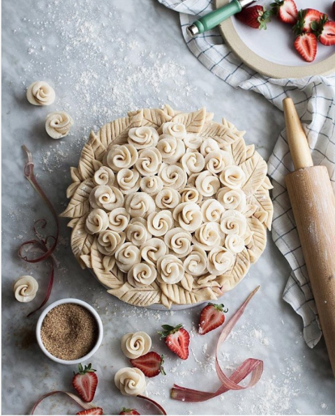 decorative pie crusts: pie with pastry roses in centre with leaf border