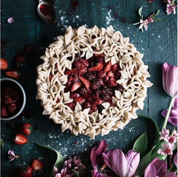 decorative pie crusts: strawberry pie with vines and leaves around edge