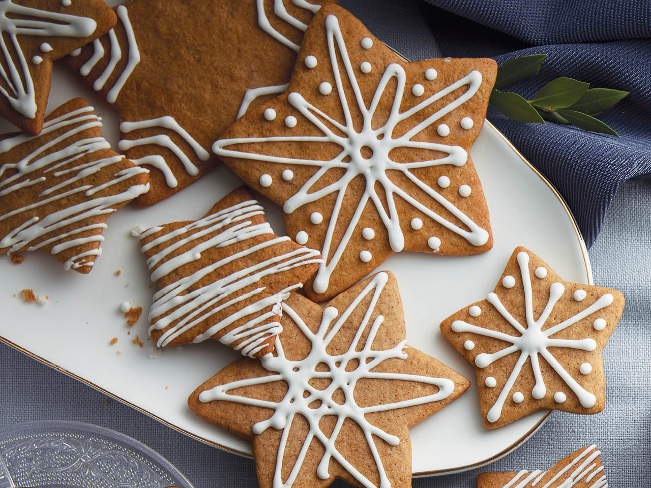 piparkakku cookies - gingerbread cookies with royal icing