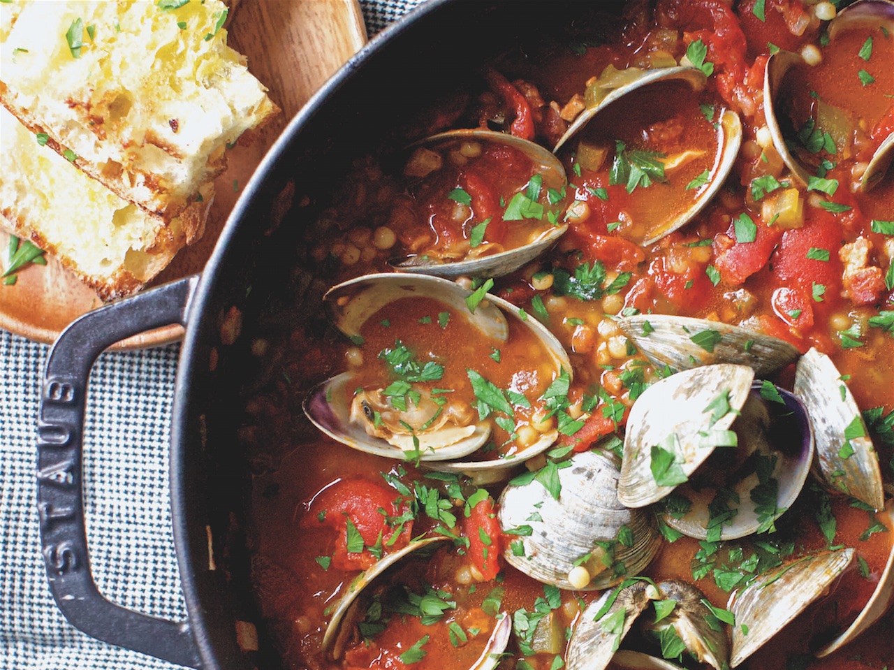 Manhattan-style clams with tomatos in pan