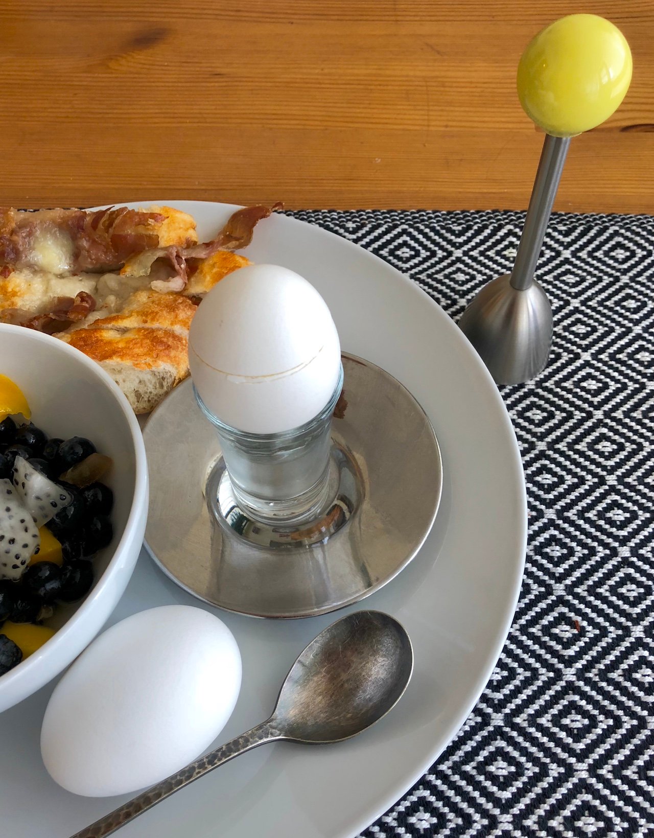 Easily crack the top off soft- or hard-boiled eggs - The Gadgeteer