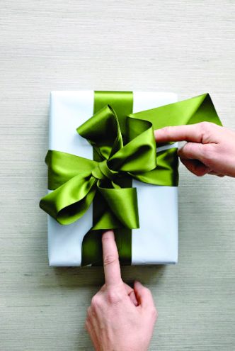Holiday Gift Wrapping: How To Tie The Perfect Bow | Chatelaine
