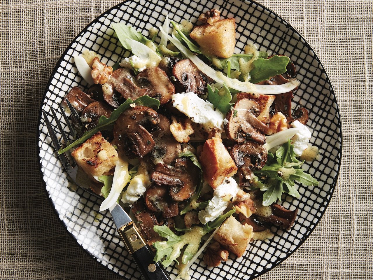 Mushroom salad with fennel and goat cheese