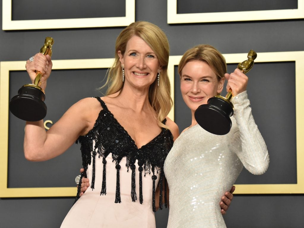 Laura Dern and Renee Zellweger at the 2020 Academy Awards, both holding statuettes