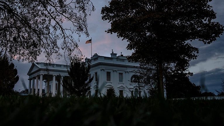 An image of the White House at twilight