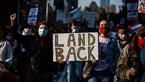 A photo of a march in support of #1492LandBackLane and all land defenders in Toronto, October 2020. (Photo: Nick Lachance/NurPhoto via Getty Images)