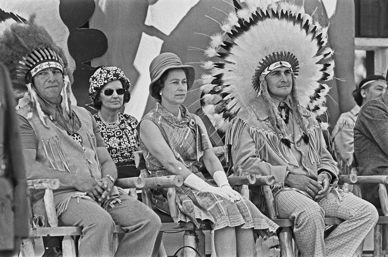 Queen Elizabeth II in Thunder Bay in 1973. On the right is Chief Leonard Pelletier of the Fort William First Nation. (Photo: John Downing/Express/Hulton Archive/Getty Images)