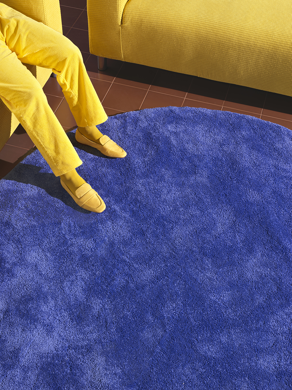 A round blue Stoense rug from the Ikea Nytillverkad collection.
